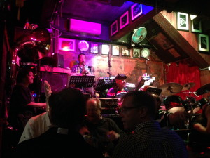 Final stop of the night: an Australian pub with pints and live jazz!